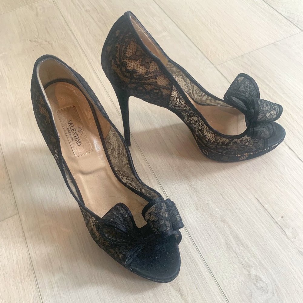 Valentino Garavani lace bow pumps size 40 /US 10